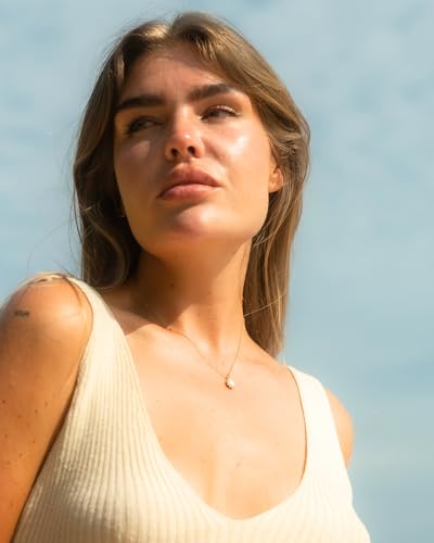Foto von Made by Nami Minimalistische Halsketten mit Sonnen Anhänger • Dezente Damen Edelstahl Halskette Gehämmert mit starkem Verschluss • Choker-Kette Frauen & Mädchen • Filigrane Gliederkette (H Sonne Gold)