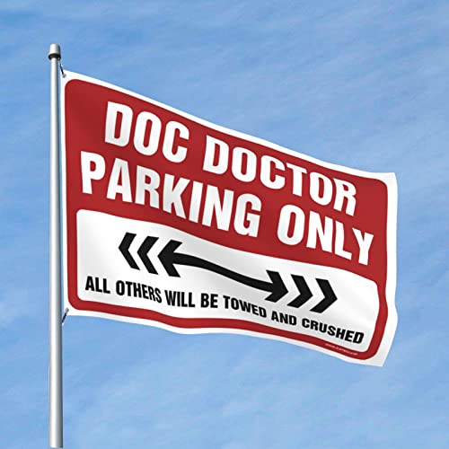 Drapeau Man Cave Doc Doctor Parking Only de 120 x 180 cm