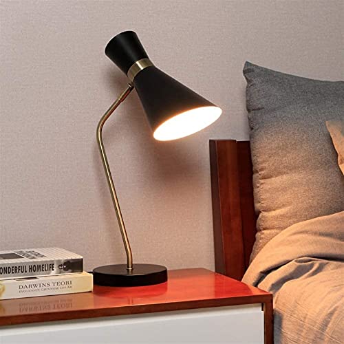 Lampe de table nordique aux finitions soignées pour bureau d'étude raffiné