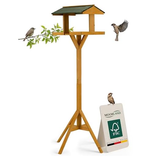 Moorland Vogelhaus mit Ständer Wetterfest – Großes Offenes Vogelfutterhaus aus Tannenholz 116cm hoch – Hellbraun mit grünem Holzdach – Futterhäuschen als Bausatz für Garten & Terrasse – VH5