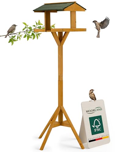 Moorland Vogelhaus mit Ständer Wetterfest – Großes Offenes Vogelfutterhaus aus Tannenholz 116cm hoch – Hellbraun mit grünem Holzdach – Futterhäuschen als Bausatz für Garten & Terrasse – VH5