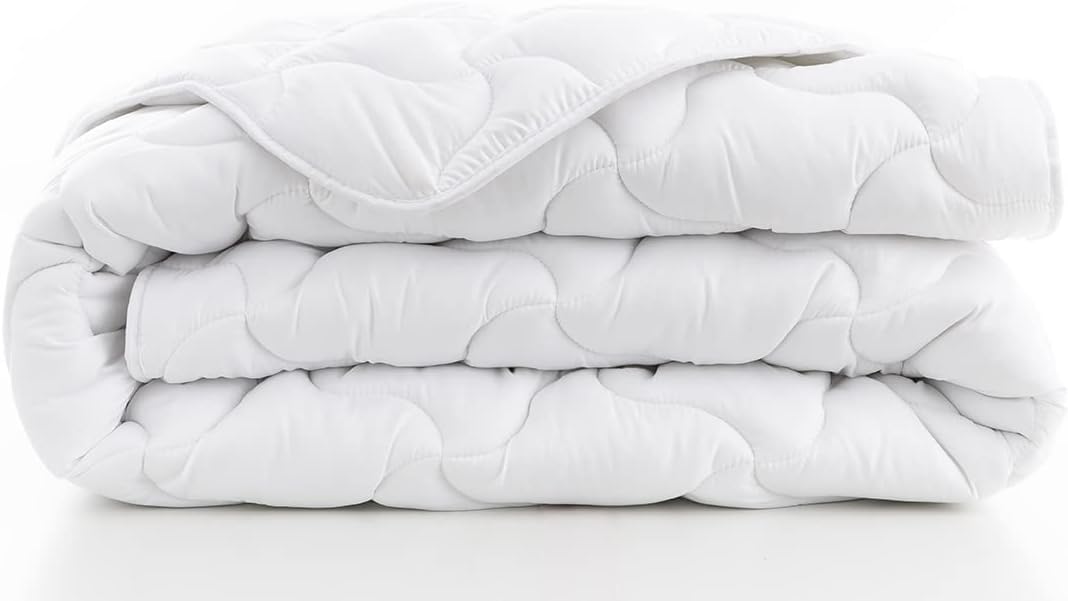 Abeil - Couette Légère Anti-Transpiration - Enveloppe Microfibre Douce, Garnissage 100% Polyester 200g/m² - Lavable en Machine- Certifiée Oeko-Tex - 220 x 240 cm