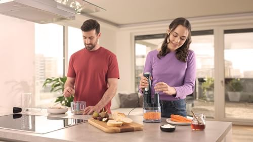 Blender Braun MultiQuick 5 Pro z mini robotem w kuchni, dwie osoby przy blacie