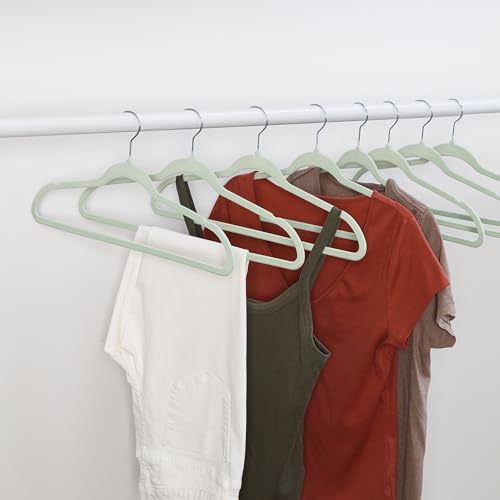 Cintres en velours menthe anti-glisse pour organiser le dressing de chambre