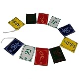 banderas tibetanas en casa 10 banderas unidas de 9,5X7,3cm. Las banderas de oración son muy importantes para la cultura tibetana. Se pueden encontrar en todas partes, en las calles, montañas, alrededor de estupas. El color y los símbolos crean una oración u ofrenda que el viento distribuye al mundo cada vez que roza la bandera. Las oraciones de una bandera se convierten en una parte permanente del universo a medida que las imágenes se desvanecen del viento y el sol.