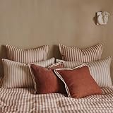 Olivier Desforges propose des collections complètes conçues pour être l'âme décorative de la pièce. Des histoires actuelles, colorées d'émotion et d'optimisme pour toute la famille.