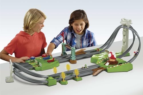 Hot Wheels HFY15 - Mario Kart Mario Circuit Trackset Deluxe zawierający 2 samochodziki, od 5 lat
