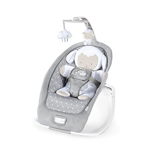 Ingenuity, Cuddle Lamb Babywippe mit Schaukelfunktion und Vibrationen, Spielbogen mit 2 Plüsch Spielzeug, Musik, 4 Naturgeräuschen und Lautstärkeregler, Hochwertigen Stoffen, ab Geburt bis 18 kg
