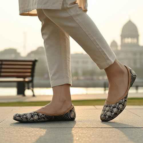 Image of DFR Women's Embroidered Punjabi Mojaris Jutti Juti's Shoe
