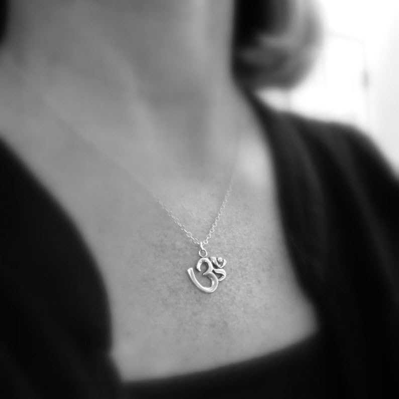 Om-Halskette aus 925er Sterlingsilber. Oxidierter Anhänger. Zen-Boho-Yoga-Schmuck. Kleines, einfaches Ohm-Symbol. Schwarzes Silber. Alltäglich. Zierlich | Mit 18-Zoll-Kette | Versilbert | L_PN_0513