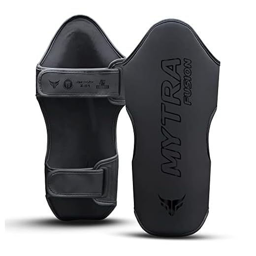 Mytra Fusion espinilleras Kick Boxing espinilleras Cuero Artificial MMA espinilleras Muay Thai, Entrenamiento, Sparring, Kickboxing, Artes Marciales Protector de espinilla (M, Black)
