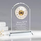Festeggia i 50 anni d'oro con eleganza senza tempo: questo orologio per anniversario meticolosamente realizzato è il regalo perfetto per il 50° anniversario per coppie, genitori e persone care. Caratterizzato da un quadrante dorato con numeri romani e una piastra di incisione personalizzata, si trasforma in un prezioso centrotavola per il 50° anniversario di matrimonio per caminetti, scrivanie o scaffali dei ricordi.