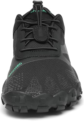 Vista frontal de la zapatilla SAGUARO Barefoot en color negro, resaltando su diseño y detalles de construcción