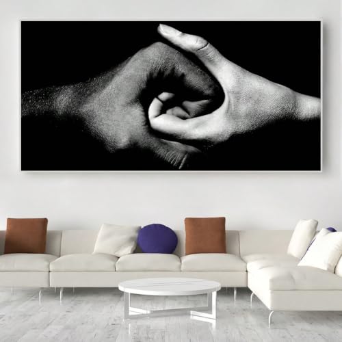 Cuadro en blanco y negro de manos entrelazadas, lámina que inspira unión y calidez 2