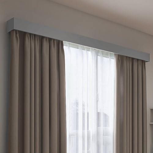 Riel para cortina de dormitorio gris con caja que oculta herrajes en pared de 4m