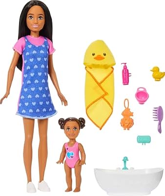 Barbie Skipper Babysitters Inc., Conjunto de Juego con muñeca Morena, niña pequeña Morena, bañera y 6 Accesorios, Incluido un Patito de Goma, JJB43 | Ya disponible en tu tienda friki favorita! En mundofriki.es!
