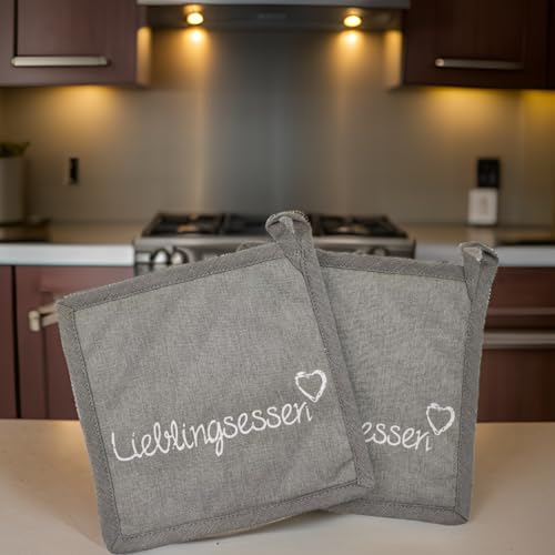 Foto von MC-Trend 2er Set Topflappen Lieblingsessen mit Schriftzug 20 cm in grau aus Baumwolle Topfhandschuhe Ofenhandschuhe zum Kochen und Backen Haushalthelfer für optimalem Schutz (2er Set Topflappen)