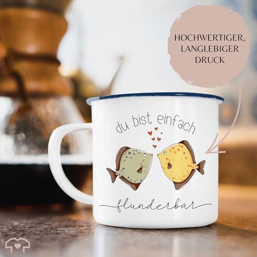 Emaille Becher Blechbecher - Tassen - Du bist einfach flunderbar I Pärchen Geschenke Spruch Flunder Kompliment I Liebeserklärung Geschenk Freundschaft I Paar Geschenke - 300 ml - Weiß Blau
