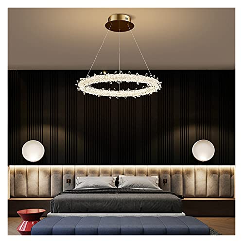 Plafonnier chandelier résolvant le manque de clarté des grands salons