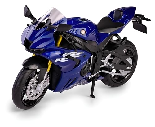 PRESENZA DI CAVALLETTO PER ESPOSIZIONE STABILE – Il modellino include un cavalletto che permette di posizionarlo con sicurezza su qualsiasi superficie, garantendo stabilità e un aspetto ordinato in esposizione. Il supporto valorizza la linea della moto, mantenendola inclinata nel modo corretto e prevenendo cadute accidentali. È ideale per vetrine, scrivanie o scaffali dedicati a collezioni, offrendo un display elegante e pronto all’uso senza necessità di ulteriori accessori.