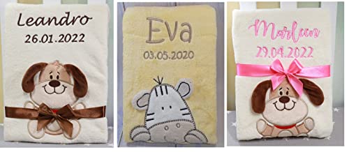 BotoBaby ★ Personalisierte Babydecke mit Namen & Datum Bestickt Geburt, Taufe, Babyshower & mehr ★ 75 x 100 cm ★ (75 x 100 cm + Personalisierung)