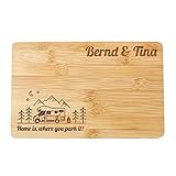 PERFEKTE GRÖSSE - Die Brettchen mit Gravur haben die perfekte Größe für dein nächstes Camping-Abenteuer. Mit den Maßen von 22 x14 cm passen sie in jede Camping-Küche.