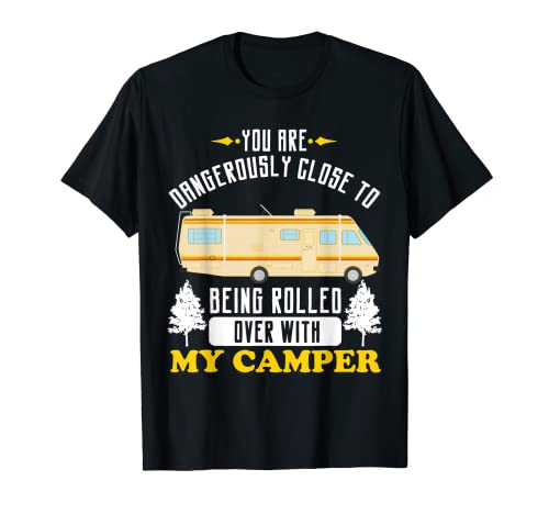 Autocaravana RV camping peligrosamente cerrado enrollado sobre caravana Camiseta