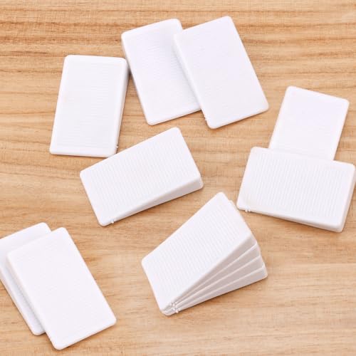 12 Stück Nivellierkeile Möbel, Weiß PVC Tischkeile Stapelbar und Zuschneidbar Möbel Nivellierer Keile Toilette für Wackelige Tische Betten Schränke Unverzichtbar für Heimwerker