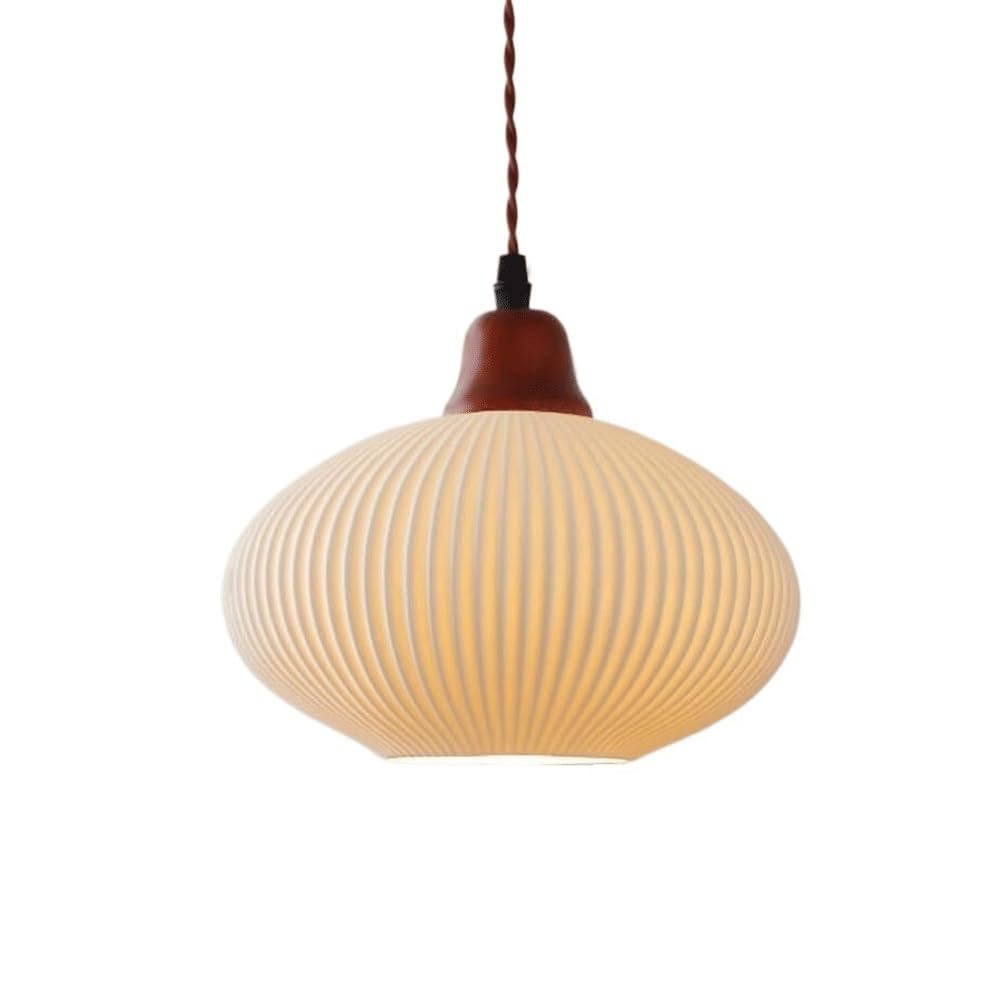 Lustre en verre côtelé laiteux et bois pour une atmosphère douce et sereine
