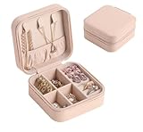 【TODO EN UNO】 Este estuche de viaje para joyas cuenta con 6 ranuras para anillos, 3 ganchos para collares, 1 bolsillo con borde de elástica, 1 compartimiento con cremallera y 4 compartimientos divididos para mantener tu preciosa joyería libre de enredos y rasguños.