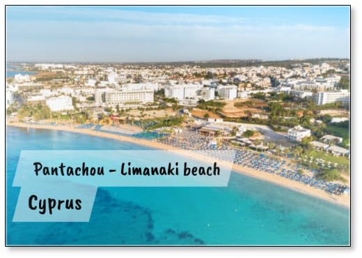 Vue aérienne de Pantachou - Plage de Limanaki (Kaliva), Ayia Napa, Famagouste, Chypre. La baie d'attraction touristique avec sable doré, transats, bar de...