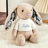Matière peluche ultra douce et moelleuse: Conçu pour un confort optimal, notre peluche lapin douce et moelleuse personnalisée est fabriquée avec un tissu doux pour la peau et un rembourrage de haute qualité. Sa texture tendre et sa douceur durable en font un compagnon idéal pour se détendre. Que ce soit comme objet apaisant ou décoration intérieure, cette peluche personnalisée conserve sa forme et son côté moelleux durablement.
