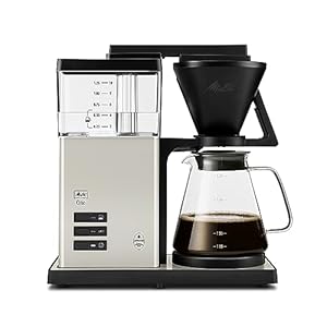 Melitta One – Filterkaffeemaschine mit Glaskanne, 92-96 °C Brühtemperatur und bis zu 10 Jahren Langzeitgarantie, für bis zu 10 Tassen Kaffee, Edelstahl-Oberflächen mit Lackierung in Cream White