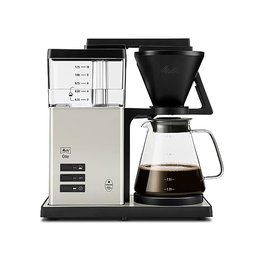 Melitta One – Filterkaffeemaschine mit Glaskanne, 92-96 °C Brühtemperatur und bis zu 10 Jahren Langzeitgarantie, für bis zu 10 Tassen Kaffee, Edelstahl-Oberflächen mit Lackierung in Cream White
