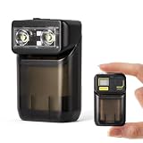 DOBLE FUENTE DE LUZ Y FUNCIÓN DE MEMORIA: Iluminación flexible e inteligente. El faro principal (blanco frío) con dos luces LED ofrece 4 niveles regulables (2 XTE Fuerte, 2 XTE Tenue, 1 XTE Fuerte, 1 XTE Tenue). La luz lateral (RGB) ofrece 2 modos: luz roja fija y flash estroboscópico rojo-azul. Gracias a su función de memoria inteligente, una pulsación larga apaga esta linterna led, y al volver a encenderla regresará automáticamente al último modo utilizado. Una linterna recargable muy práctica y eficiente para el uso diario