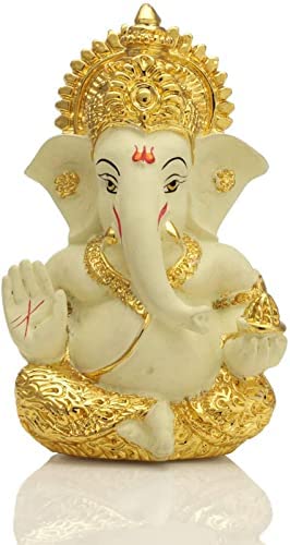 Idole de Ganesh sur tableau de bord de voiture pour voyager en toute sérénité