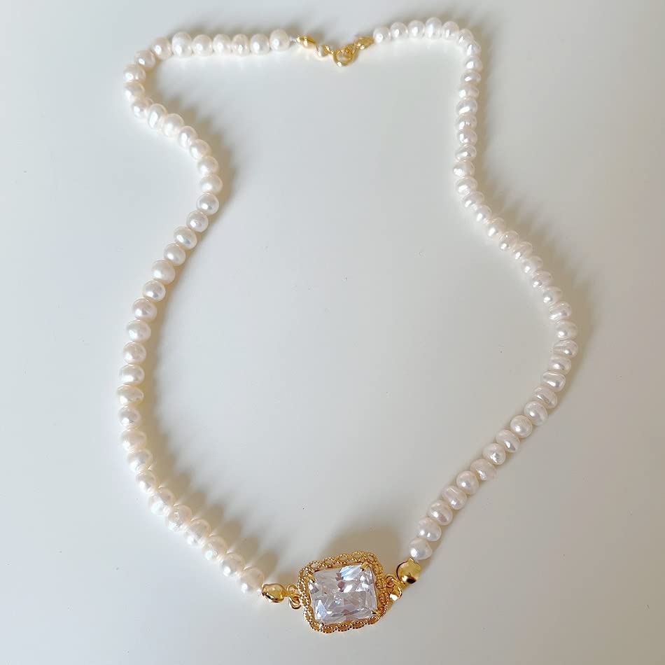 Collier perle avec pendentif cristal carré aux finitions bijoux