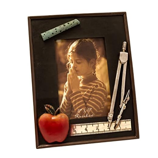 Moldura temática escolar | Ótimo para exibir retratos escolares e fotos de aula | Moldura marrom decorada com maçã, bússola, régua e giz | Ótimo presente para formatura