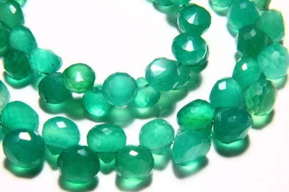 Perles facettées en onyx vert en rang pour créer un cadeau d'anniversaire fait main unique