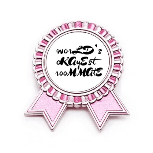 Broche rose World's Okayest Roommate badge métal pour célébrer la fin d'année en colocation