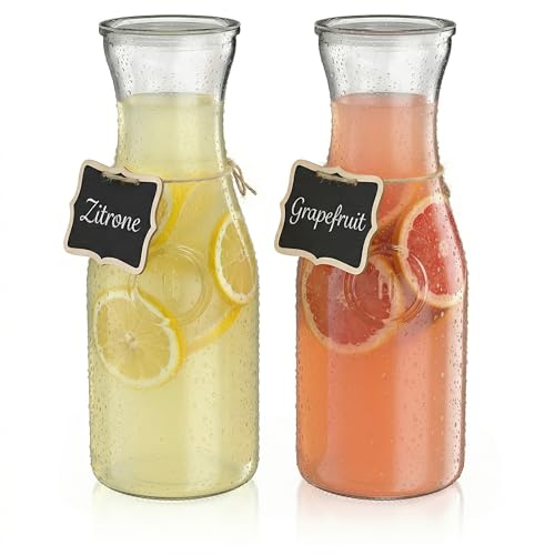 Arendo – 2x Glaskaraffe mit Deckel – 1 Liter – Silikondichtung – 2 Holztafel-Etiketten – Getränkekaraffe – Glaskrug – ergonomisch geformt – Wasserkaraffe für Haushalt Büro Gastronomie Events