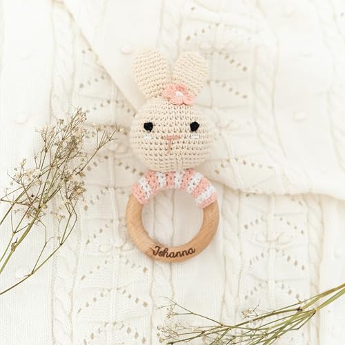 wunderwunsch® - Personalisierter Beißring Baby - Niedlicher Greifling für Baby's ab 0 Monate - Babyrassel mit Name als Baby Geschenk für Mädchen und Jungen (Hase gestreift rosa,mit Gravur)