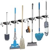 STRONG AND STURDY - Der besenhalterung wand ist aus SUS 304-Edelstahl und Dreieck-Schnalle & blütenblattförmige Getriebe passen die Größe automatisch basierend auf unterschiedliche Dicke der Griffe, um Objekt rutschen zu verhindern, kann bis zu 14KG insgesamt halten.