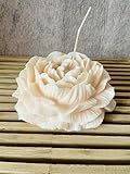 Colore bianco crema: il delicato colore bianco crema della candela le conferisce un aspetto elegante e senza tempo.