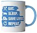 Produktbild Rettungsdienst Tasse - Eat Sleep Save Lives Repeat - Geschenk für Sanitäter Paramedic - beidseitig Bedruckt - Geschenk Idee Kaffeetassen mit Spruch, Tassenfarbe:Weiß/Blau