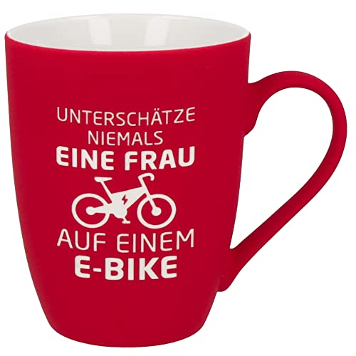 Spruchreif | Soft-Touch Tasse Rot Unterschätze nie eine Frau… –...