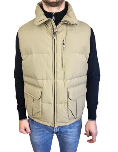 Il Gilet uomo Malboro Classics in vera piuma è il modo perfetto per rendere il tuo outfit casuale ancora più caldo e stile. È il perfetto accessorio per gli spostamenti quotidiani, il weekend o le vacanze in montagna.