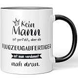 JUNIWORDS Tasse, Kein Mann ist perfekt, aber als Flugzeugabfertiger ist man verdammt nah dran, Schwarz (6349195)