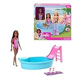 Dans son maillot de bain coloré avec imprimé fleuri, la poupée Barbie est prête à s’amuser au soleil.