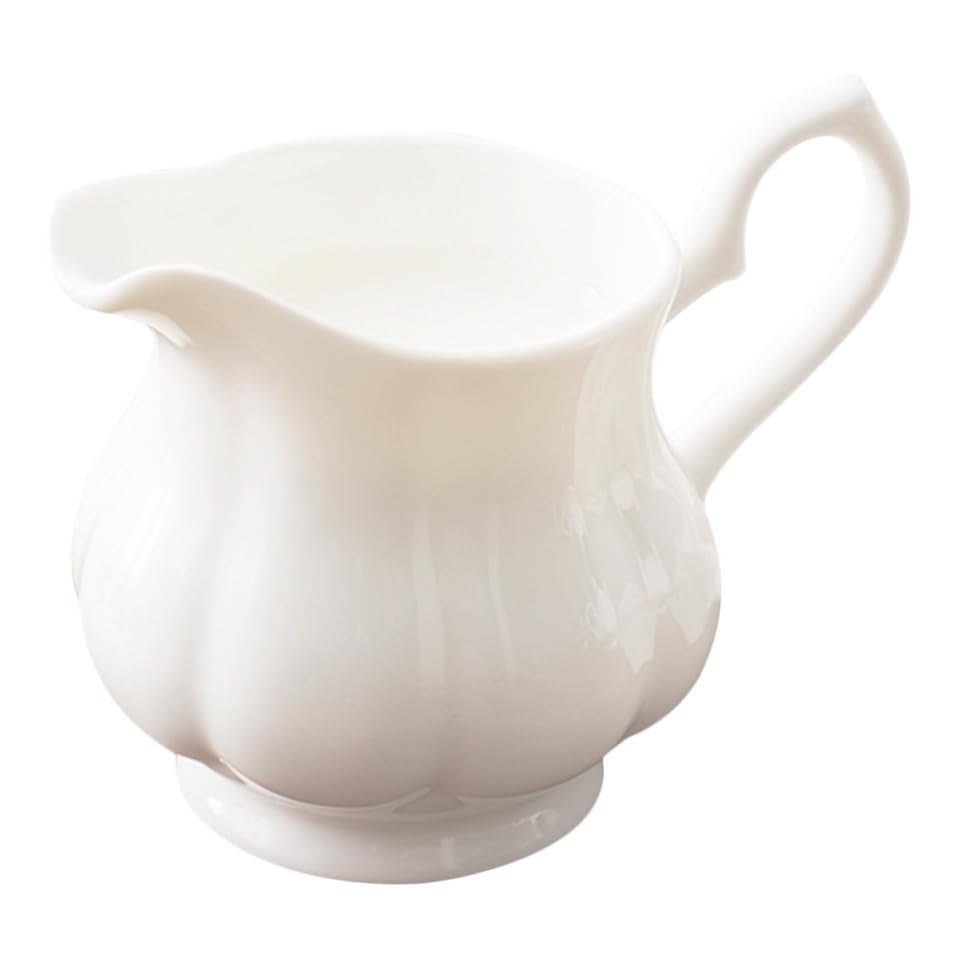Jarra de leche de cerámica para un desayuno elegante al estilo europeo clásico